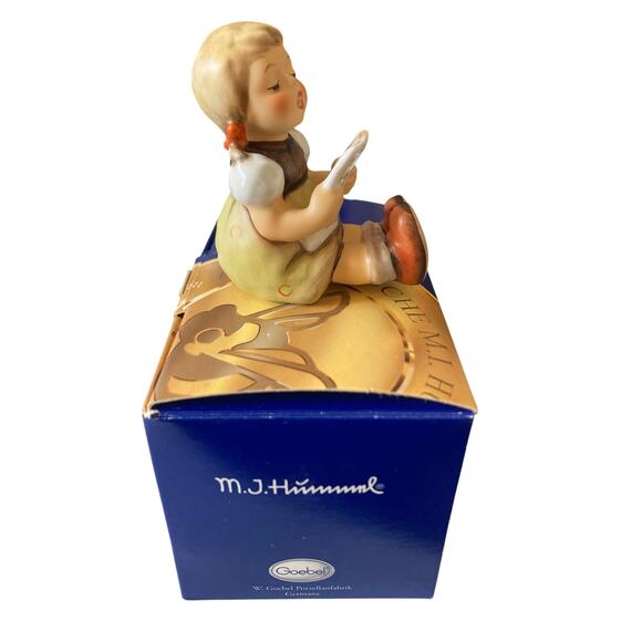 Hummel Goebel "Girl With Sheet Music" Sitting Singing Figurine #389 HL 99 - Picture 2 of 5